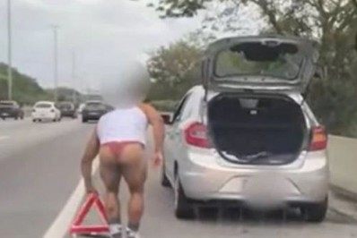 Vídeo! De calcinha vermelha, motorista chama atenção com carro enguiçado na Linha Amarela
