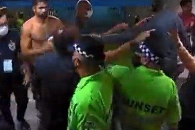 Vídeo! Revoltado após derrota para o Flamengo, Cuca dá soco em funcionário do Maracanã