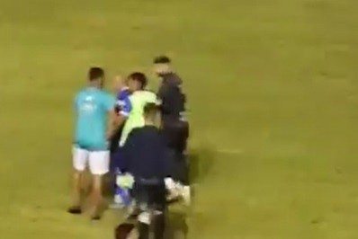 Vídeo! Ex-jogador do Flamengo é expulso após peitar árbitro e dar soco na cara de maqueiro