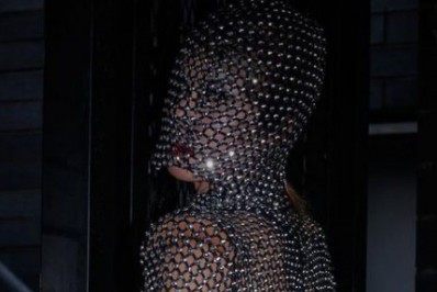 Mascarada! Luciana Gimenez ousa em escolha de look para curtir o Halloween