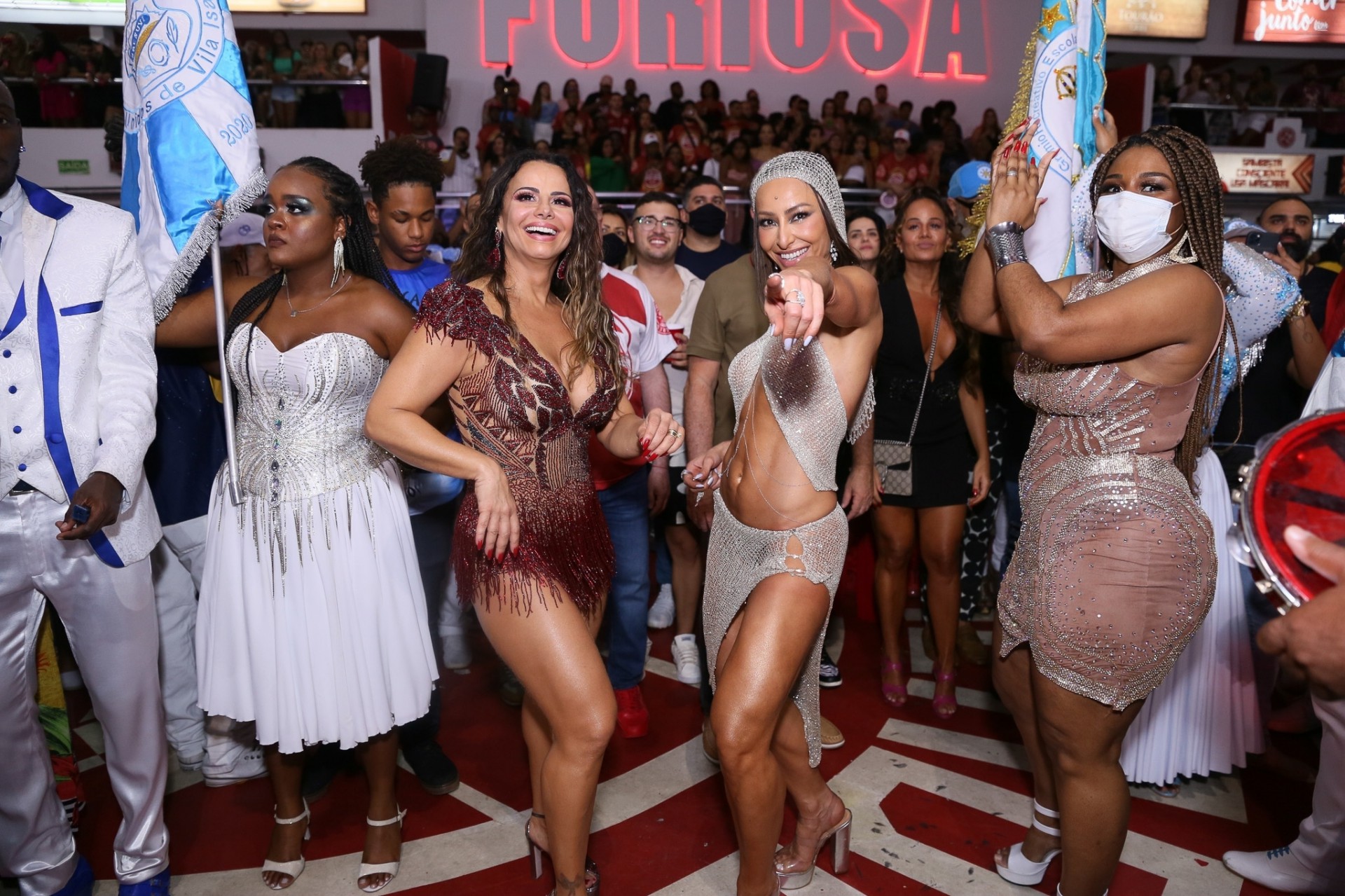 Sabrina Sato e Viviane Araujo mostram samba no pé na quadra do Salgueiro - Anderson Borde / AgNews