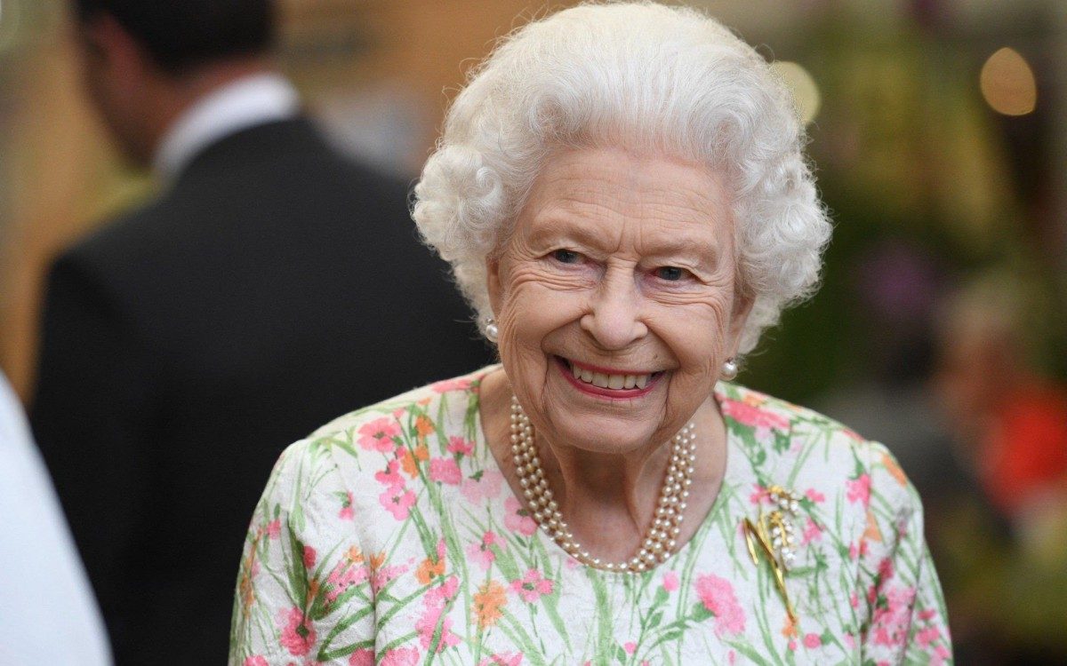 (FILES) In this file photo taken on June 11, 2021 Britain's Queen Elizabeth II smiles as she attends an event in celebration of The Big Lunch initiative at The Eden Project, near St Austell in south west England. - After seven decades of relentless service, Britain's Queen Elizabeth II has reached a &quot;turning point&quot; after a night in hospital forced her to take advice to slow down and cut back on engagements. (Photo by Oli SCARFF / POOL / AFP) - AFP