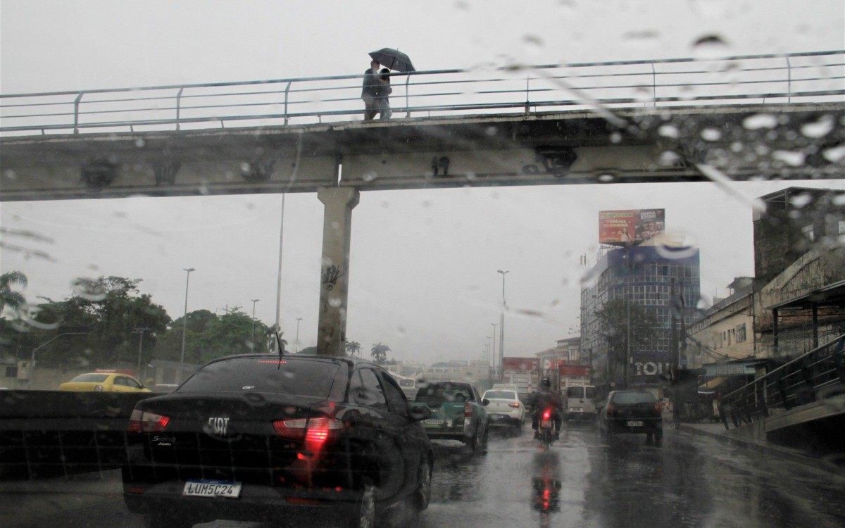 Climatempo, Segunda feira (01) com muita chuva no Estado do Rio de Janeiro, algumas vias com bols&atilde;o d agua, na foto av. Brasil altura de Manguinhos.