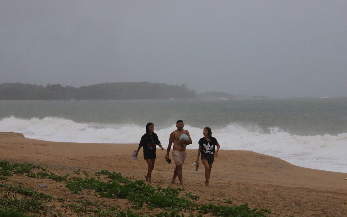 Equipes do Corpo de Bombeiros de Maca&eacute; e Rio das Ostras encerraram as buscas pelas v&iacute;timas no in&iacute;cio da tarde.
