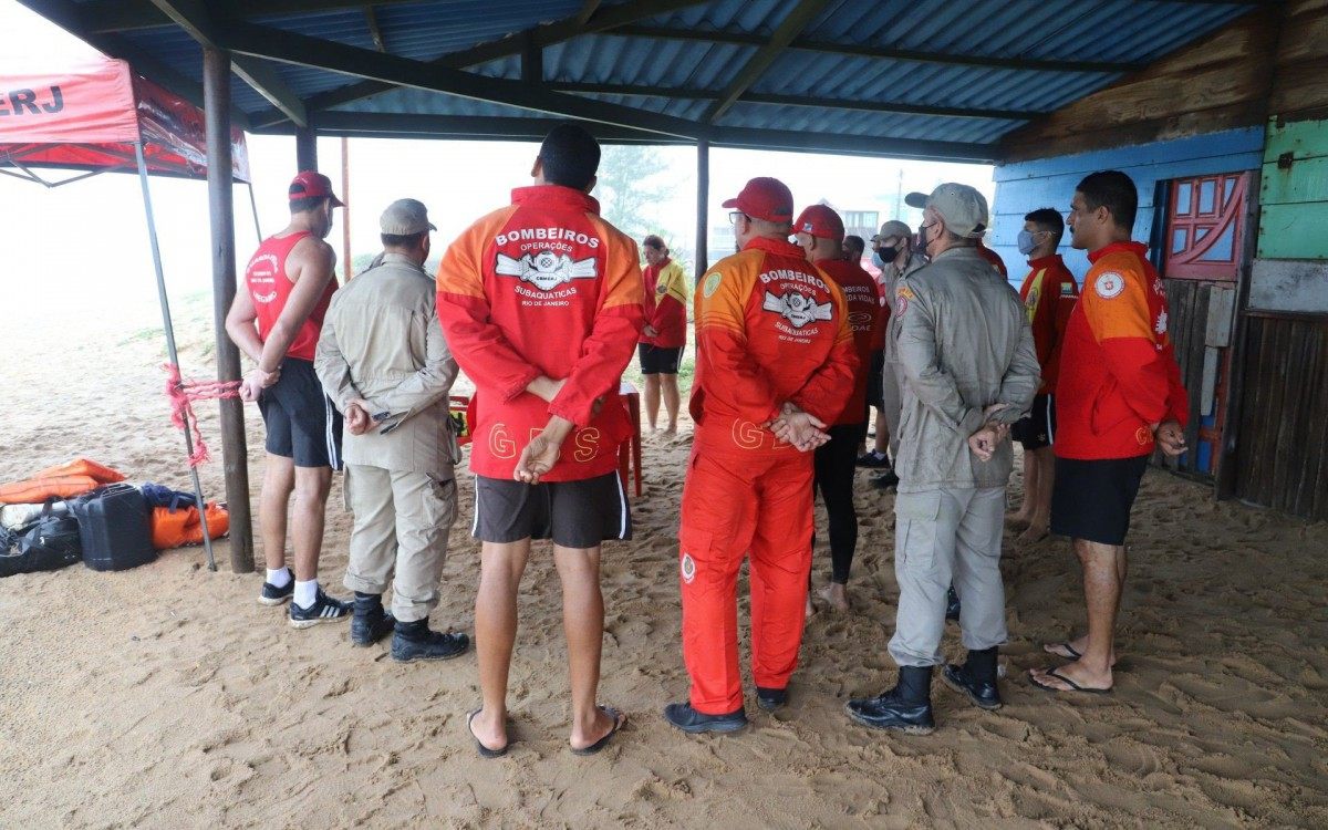 Equipes do Corpo de Bombeiros de Maca&eacute; e Rio das Ostras encerraram as buscas pelas v&iacute;timas no in&iacute;cio da tarde. 
