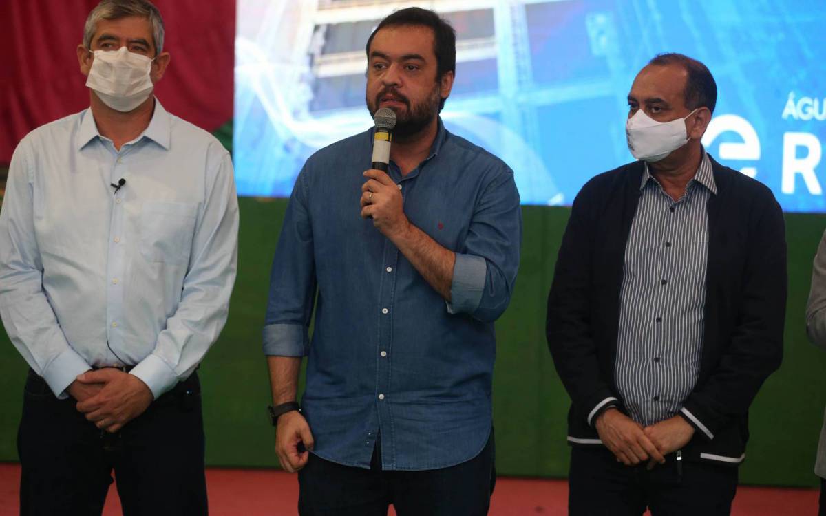 Rio,01/11/2021-SAO CRSTOVAO,Quadra da Mangueira Cristo, Governador Claudio Castro da inicio a operacao da Aguas do Rio, com o programa Vem com a gente. Na foto.Claudio Castro, presidente da concessionaria Alexandre Bianchini e Max Lemos secretario de obras .Foto: Cleber Mendes/Agência O Dia