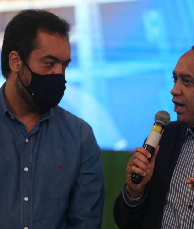 Rio,01/11/2021-SAO CRSTOVAO,Quadra da Mangueira Cristo, Governador Claudio Castro da inicio a operacao da Aguas do Rio, com o programa Vem com a gente. Na foto.Claudio Castro e Max Lemos secretario de obras .Foto: Cleber Mendes/Agência O Dia