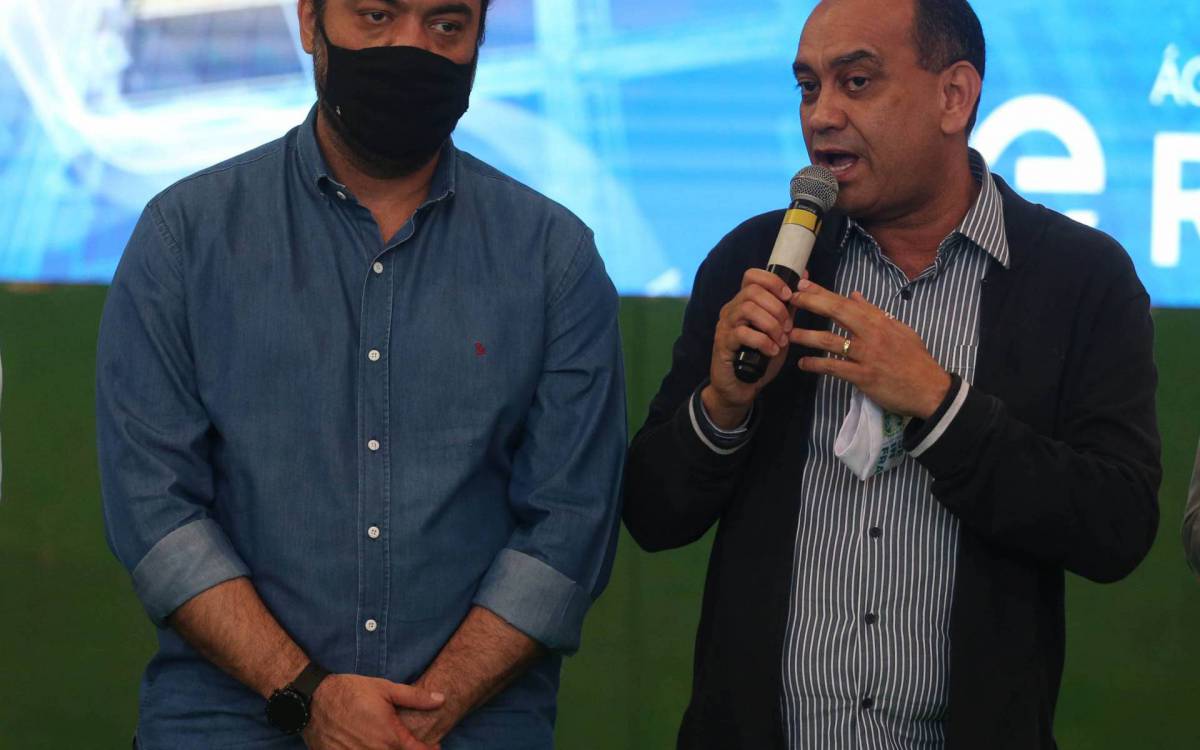 Rio,01/11/2021-SAO CRSTOVAO,Quadra da Mangueira Cristo, Governador Claudio Castro da inicio a operacao da Aguas do Rio, com o programa Vem com a gente. Na foto.Claudio Castro e Max Lemos secretario de obras .Foto: Cleber Mendes/Agência O Dia