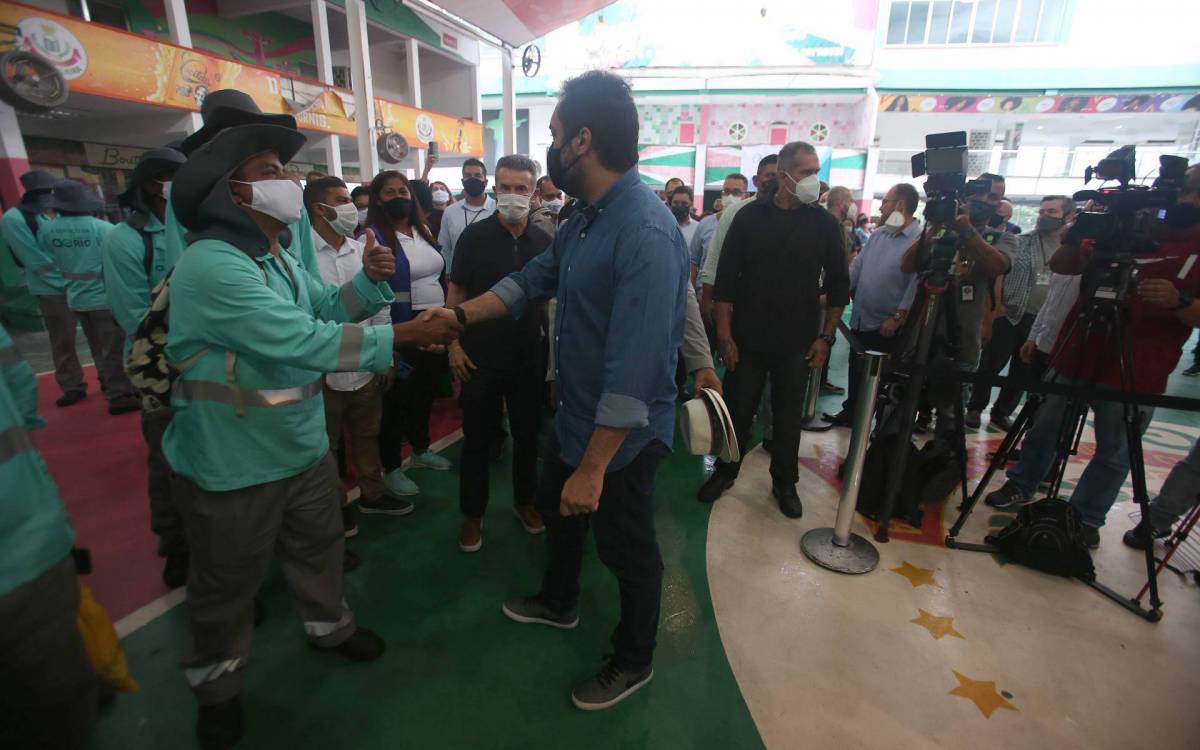 Rio,01/11/2021-SAO CRSTOVAO,Quadra da Mangueira Cristo, Governador Claudio Castro da inicio a operacao da Aguas do Rio, com o programa Vem com a gente, na foto.Claudio Castro e Chiquinho da Mangueira dao boas vindas aos funcionarios do programa .Foto: Cleber Mendes/Agência O Dia