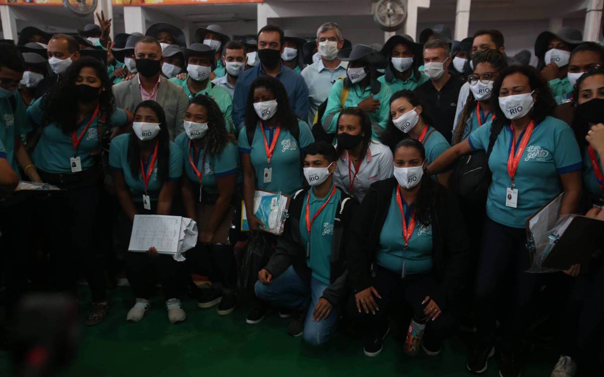 Rio,01/11/2021-SAO CRSTOVAO,Quadra da Mangueira Cristo, Governador Claudio Castro da inicio a operacao da Aguas do Rio, com o programa Vem com a gente,na foto.Claudio Castro, Chiquinho da Mangueira, presidente da concessionaria Alexandre Bianchini dao boas vindas aos funcionarios do programa .Foto: Cleber Mendes/Agência O Dia