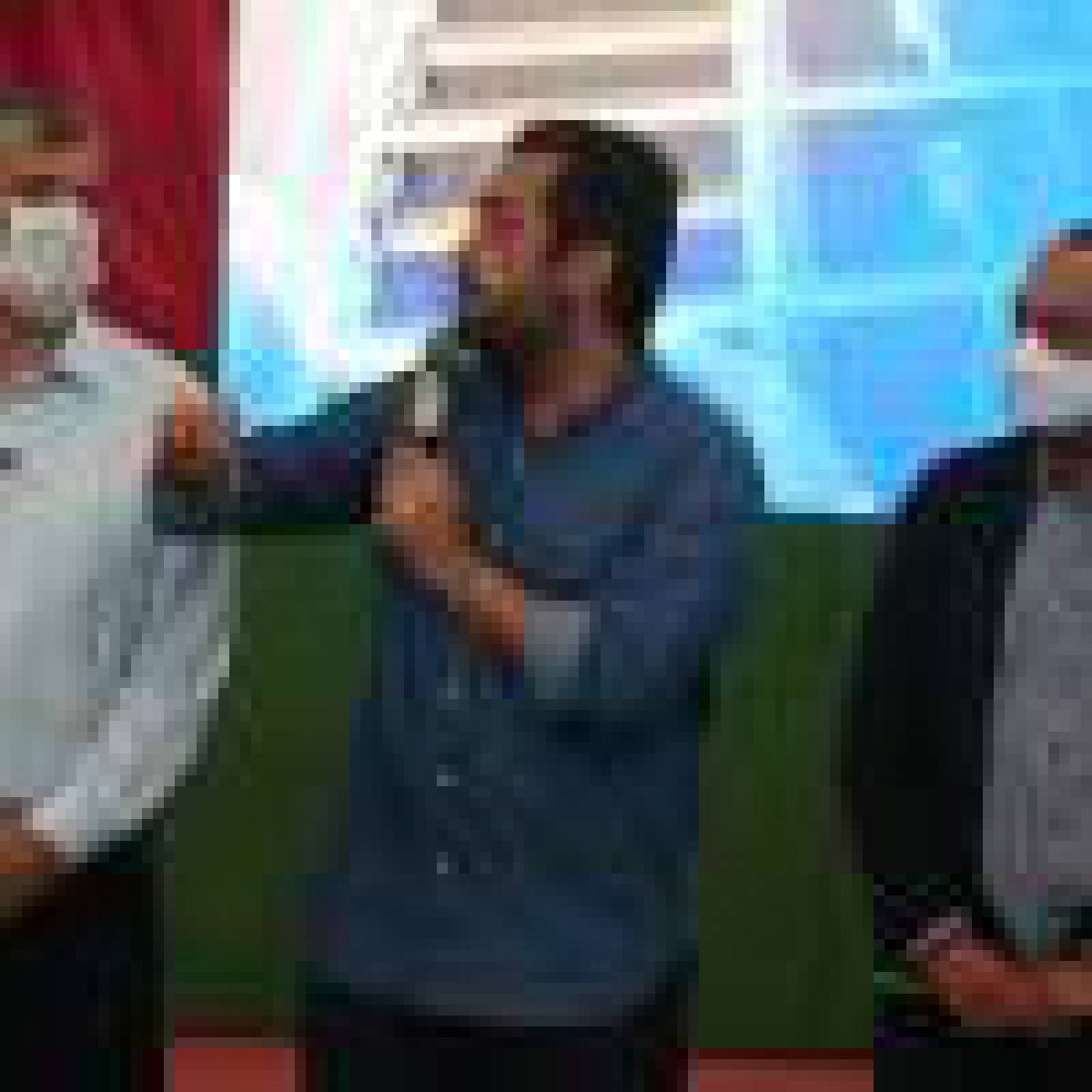 Rio,01/11/2021-SAO CRSTOVAO,Quadra da Mangueira Cristo, Governador Claudio Castro da inicio a operacao da Aguas do Rio, com o programa Vem com a gente, na foto.Claudio Castro, Alexandre Bianchin, presidente da concessionaria e Max Lemos, secretario de obras dao boas vindas aos funcionarios do programa .Foto: Cleber Mendes/Agência O Dia