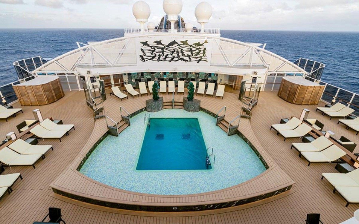 Navio MSC Seaside possui cinco piscinas, 13 hidromassagens, duas tirolesas, espa&ccedil;os kids, teatro,boliche, academia, quadra poliesportiva, cinema XD, sal&atilde;o de cabelereiros, lojas, 10 restaurantes e 17 bares e lounges