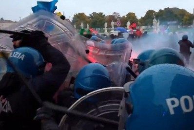 Polícia italiana reprime com violência protestos contra Bolsonaro em Pádua