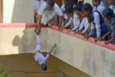 Diretor é preso por pendurar aluno de cabeça para baixo como castigo