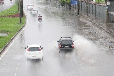 Rio tem previsão de ventos e chuva forte com raios a partir da tarde desta terça