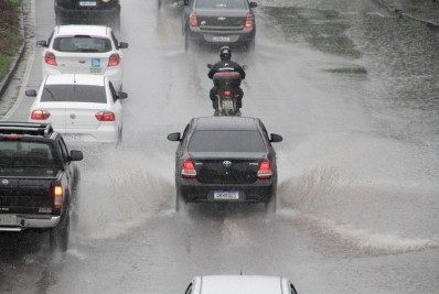 Sexta ainda promete ser de chuva forte no Rio; tempo melhora na segunda