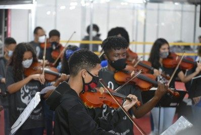 Encerramento da FLIM teve apresentação da Orquestra de Cordas da Grota