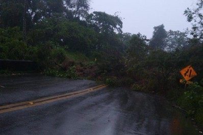 Deslizamento de terra causa nova interdição na RJ-163
