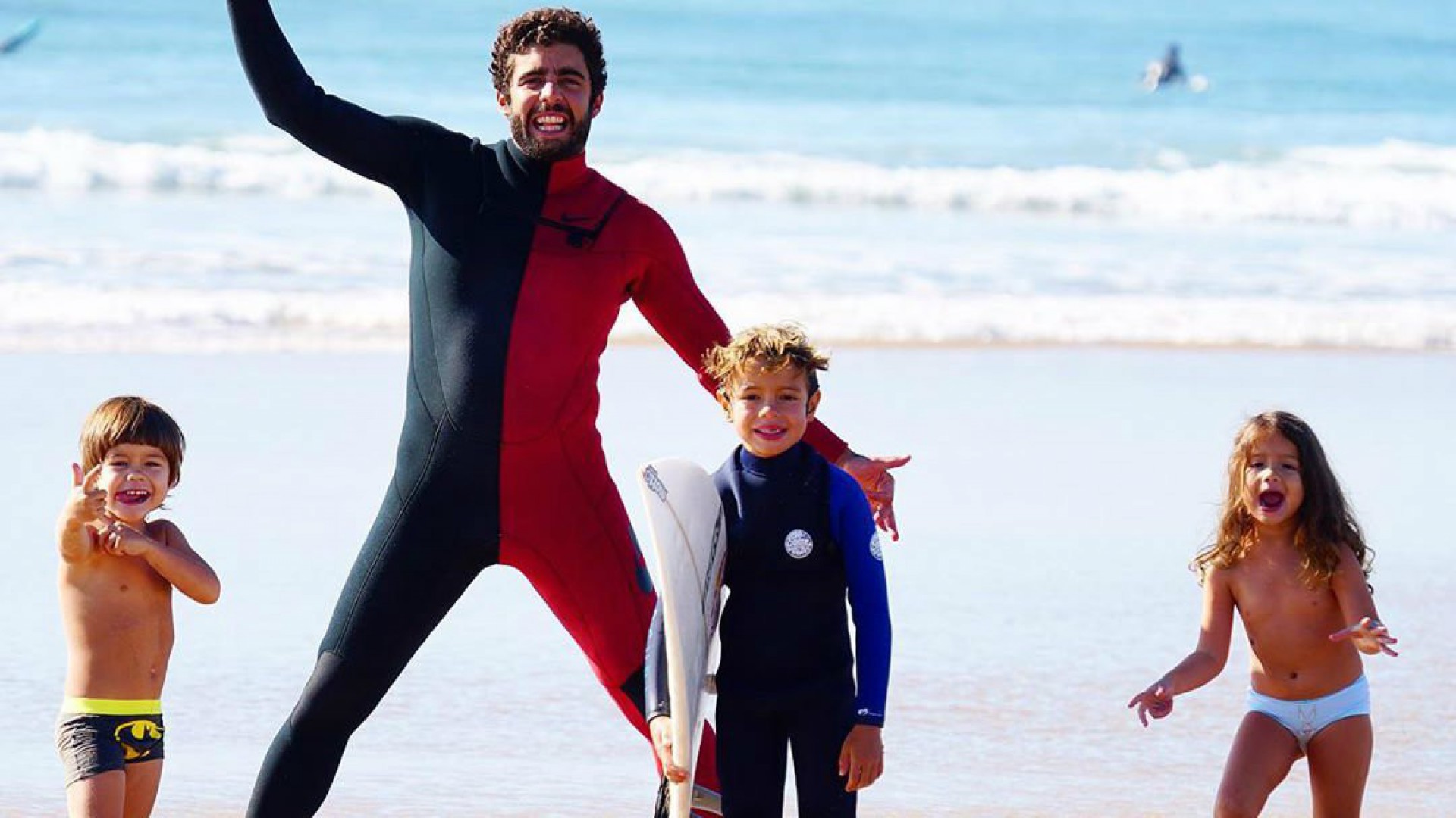 Surfista falou sobre o método de ensino aplicado na escola dos filhos  - Reprodução