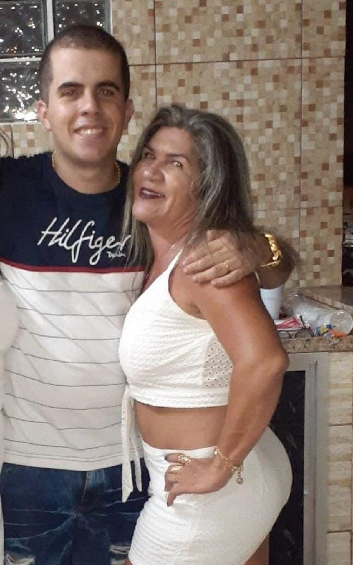 Mãe e filho foram mortos a tiros na Zona Norte. Na foto, Geilza Alves, 51, e Alan, 27 - Reprodução/Redes Sociais