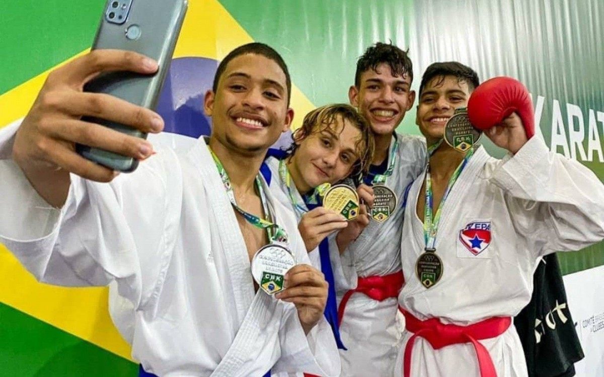 Atletas de Saquarema participam de competição de Karatê em Fortaleza