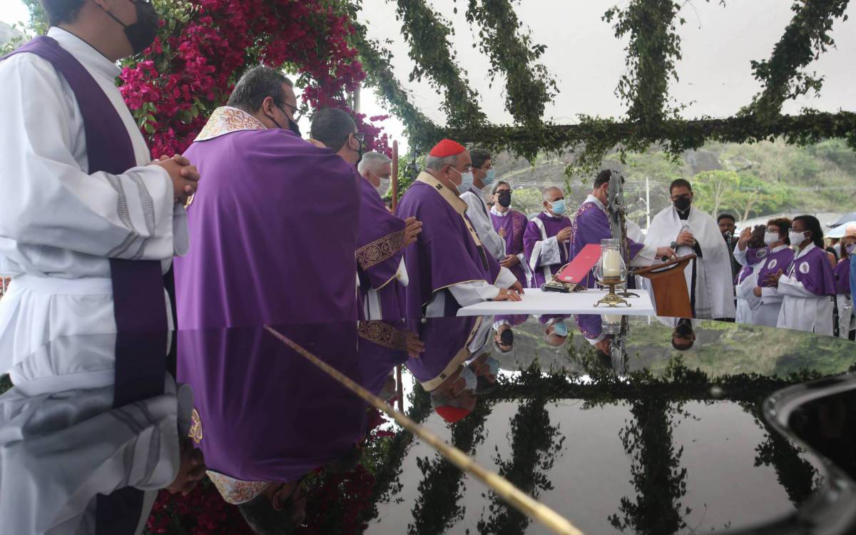 Cemit&eacute;rio Jardim da Saudade, Dia de Finados, Homenagem aos mortos. Na Foto, Dom Orani Tempesta durante a missa - Ag&ecirc;ncia O Dia / Cl&eacute;ber Mendes