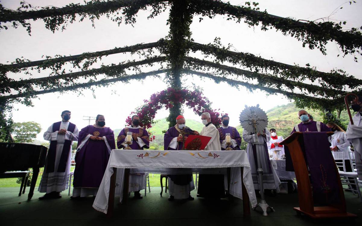 Cemit&eacute;rio Jardim da Saudade, Dia de Finados, Homenagem aos mortos. Na Foto, Dom Orani Tempesta durante a missa - Cleber Mendes/Ag&ecirc;ncia O Dia