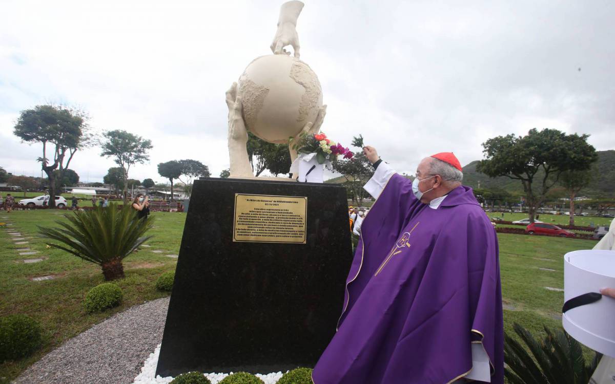 Cemit&eacute;rio Jardim da Saudade, Dia de Finados, Homenagem aos mortos. Na Foto, Dom Orani Tempesta durante a missa  - Cleber Mendes/Ag&ecirc;ncia O Dia
