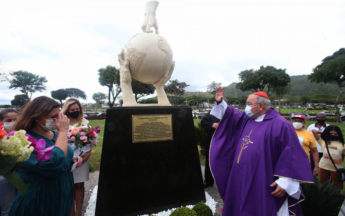 Dom Orani Tempesta batiza o monumento "As M&atilde;os do Universo"  - Cleber Mendes/Ag&ecirc;ncia O Dia
