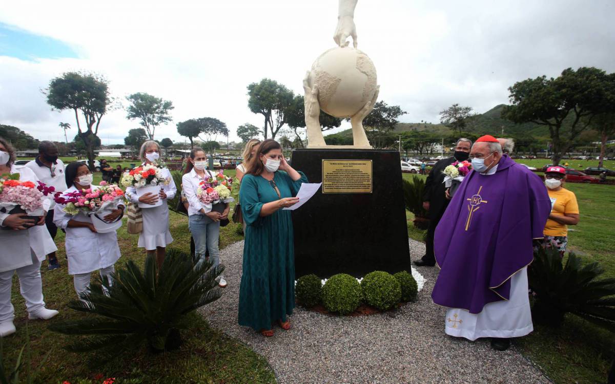Cemit&eacute;rio Jardim da Saudade, Dia de Finados, Homenagem aos mortos. Na Foto, Dom Orani Tempesta durante a missa  - Cleber Mendes/Ag&ecirc;ncia O Dia