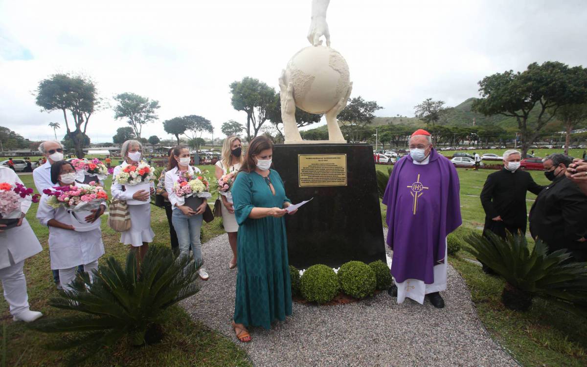 Dom Orani Tempesta batiza o monumento "As M&atilde;os do Universo" -  Cleber Mendes/Ag&ecirc;ncia O Dia