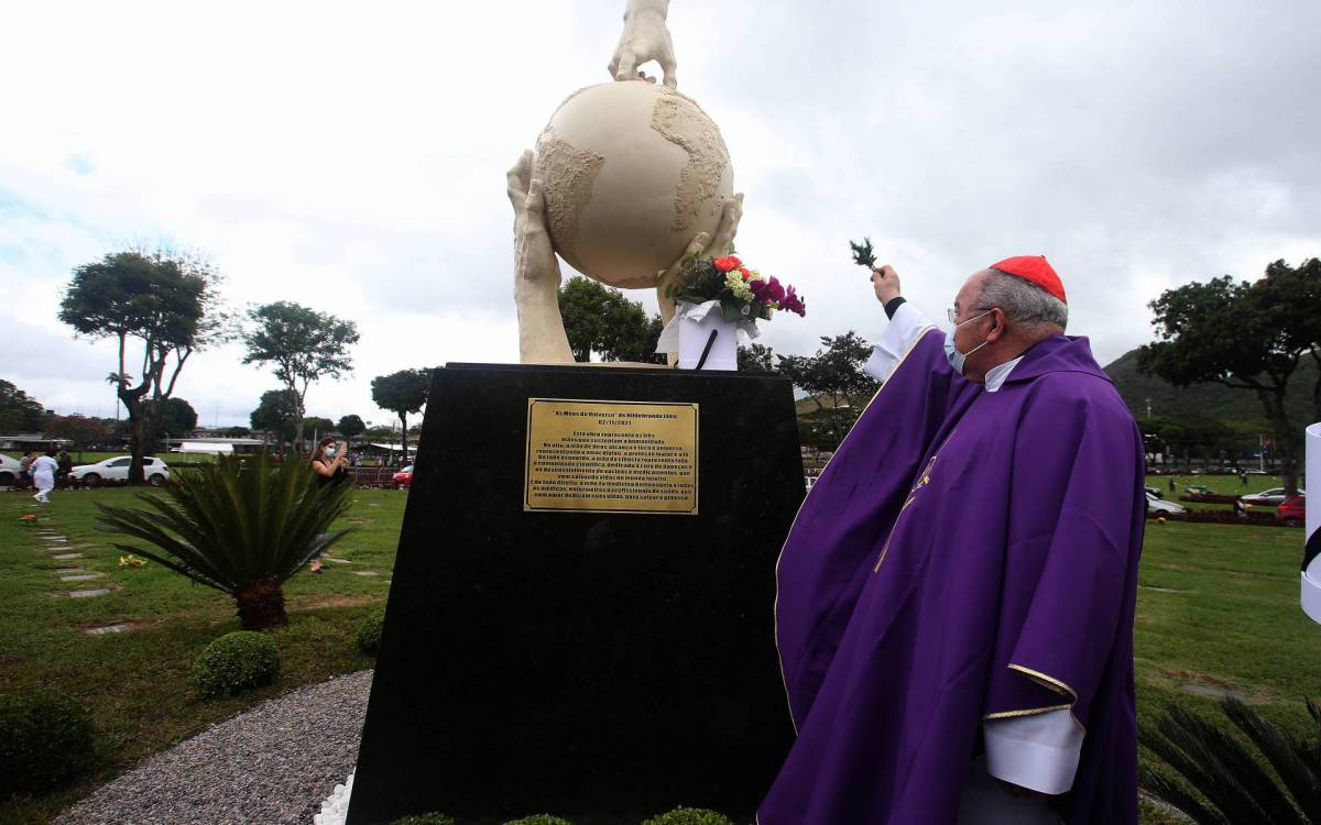 Rio,02/11/2021-SULACAP, Cemiterio Jardim da Saudade, Dia de Finados, Homenagem aos mortos. Na Foto, Dom Orani Tempesta batiza o monumento As Maos do Universo.Foto: Cleber Mendes/Agência O Dia - Cléber Mendes
