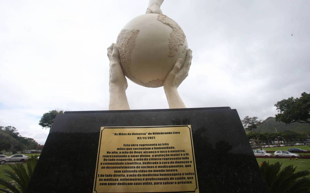 Dom Orani Tempesta batiza o monumento "As M&atilde;os do Universo" - Ag&ecirc;ncia O Dia / Cl&eacute;ber Mendes