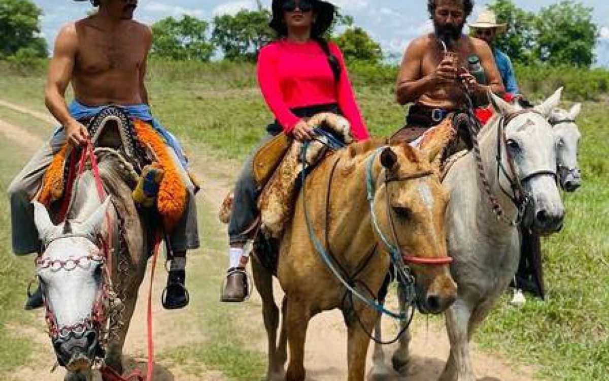 Dira Paes compartilha fotos de cavalgada com elenco de 'Pantanal'