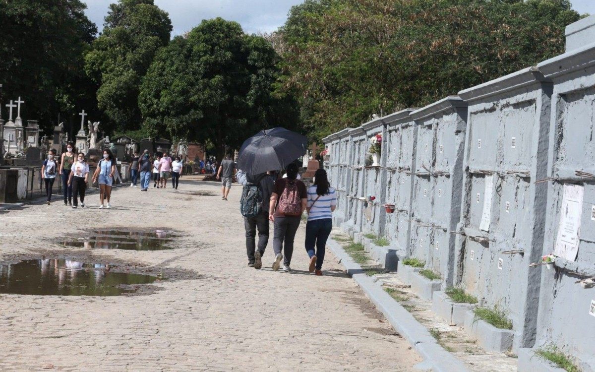 Movimentação no cemitério do Caju, nesta feriado de finados - Cleber Mendes/Agência O Dia