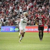 Gabigol se envolve em confusão com Alberto Valentim e com presidente do Athletico-PR após fim do jogo do Flamengo