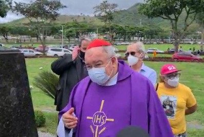 Visitantes se emocionam no retorno aos cemitérios no Dia de Finados: 'Lembro de momentos bons com meu pai'