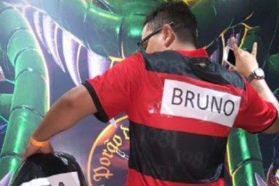 Homem é demitido após usar 'fantasia' do goleiro Bruno e segurar saco de lixo com nome de Eliza