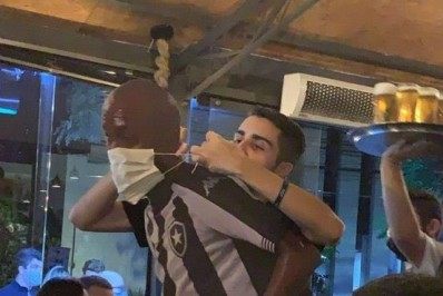 Que isso! Torcedor do Botafogo imprime foto em tamanho real de Chay e leva para festa de aniversário