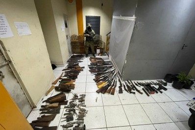 Polícia apreende 50 armas de caça e resgata pássaros em oficina em Itaguaí