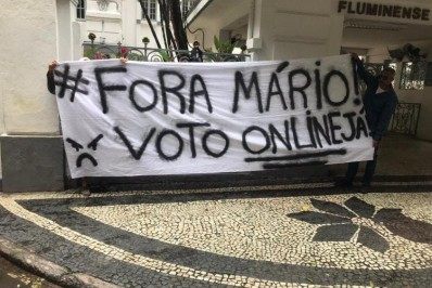 Torcedores do Fluminense protestam nas Laranjeiras