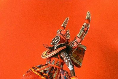 Império Serrano revela fantasias de suas alas comerciais para 2022