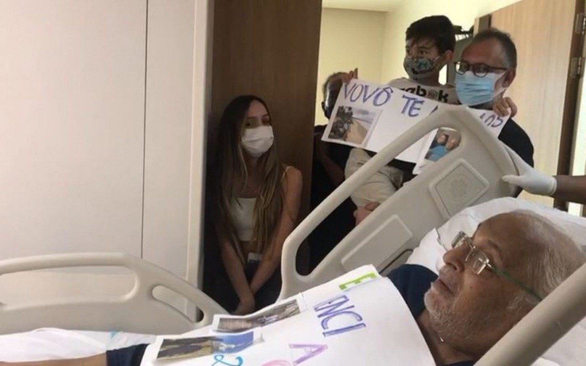 V&iacute;deo traz momento em que idoso recebeu alta ap&oacute;s 223 dias de interna&ccedil;&atilde;o
