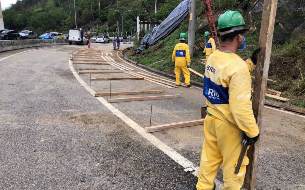 Pista sentido Graja&uacute; est&aacute; interditada, na altura do Engenho Novo, devido a um deslizamento