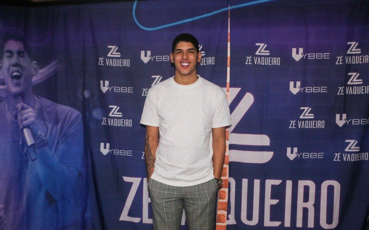 Z&eacute; Vaqueiro se apresenta na Feira de S&atilde;o Crist&oacute;v&atilde;o na madrugada de ter&ccedil;a-feira