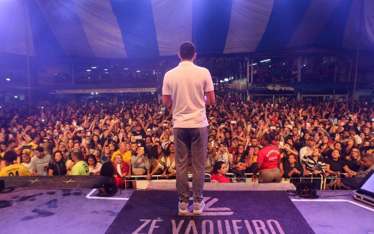 Z&eacute; Vaqueiro se apresenta na Feira de S&atilde;o Crist&oacute;v&atilde;o na madrugada de ter&ccedil;a-feira
