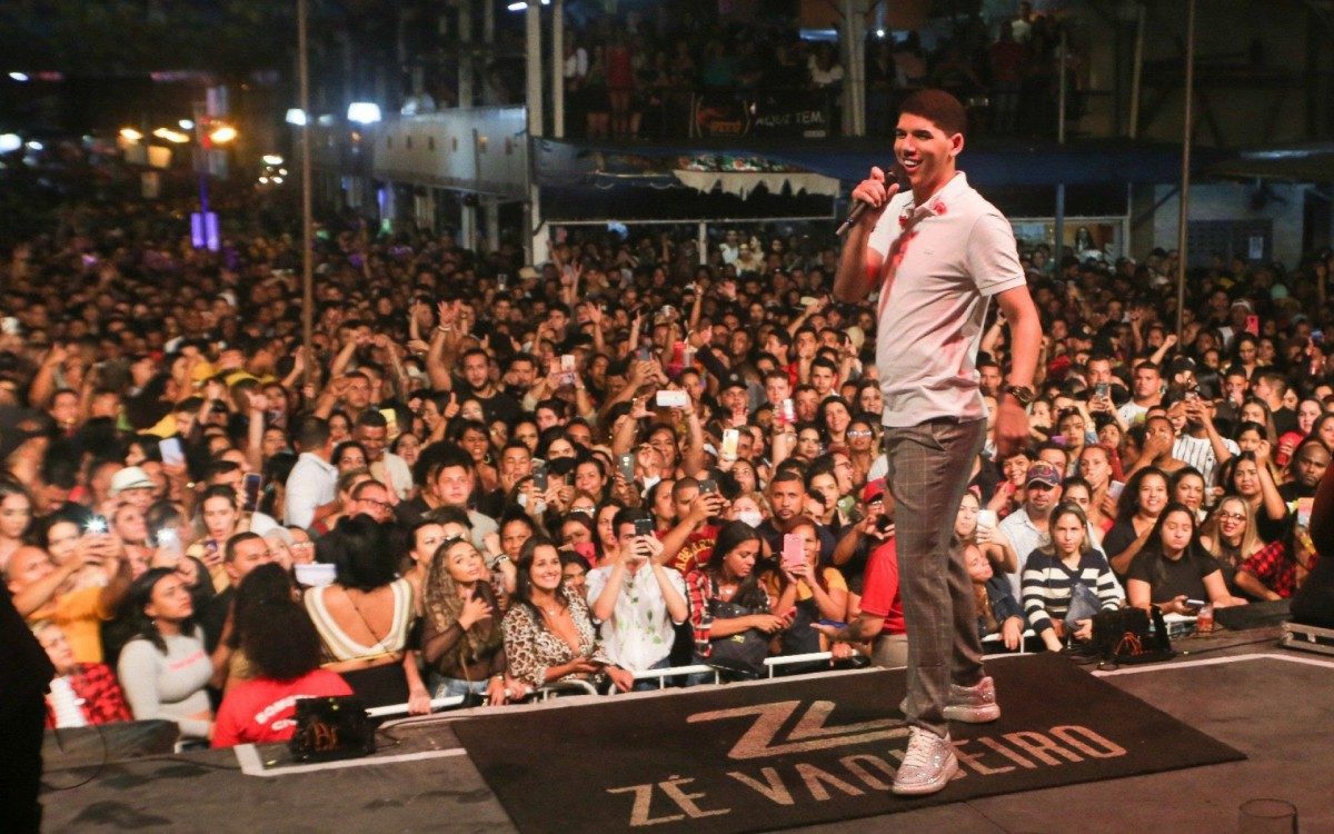 Z&eacute; Vaqueiro se apresenta na Feira de S&atilde;o Crist&oacute;v&atilde;o na madrugada de ter&ccedil;a-feira