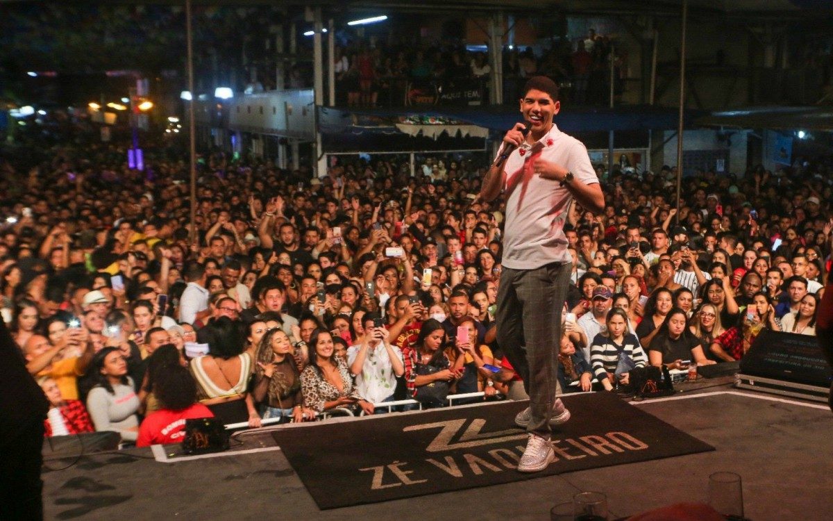 Z&eacute; Vaqueiro se apresenta na Feira de S&atilde;o Crist&oacute;v&atilde;o na madrugada de ter&ccedil;a-feira