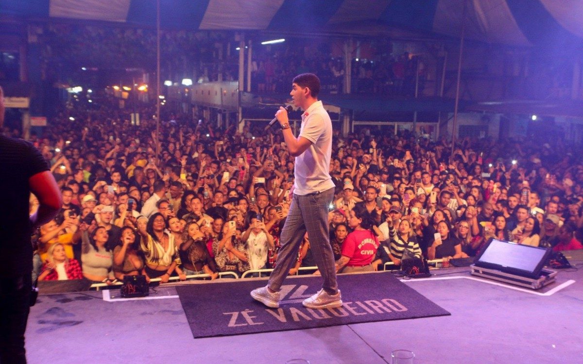 Z&eacute; Vaqueiro se apresenta na Feira de S&atilde;o Crist&oacute;v&atilde;o na madrugada de ter&ccedil;a-feira