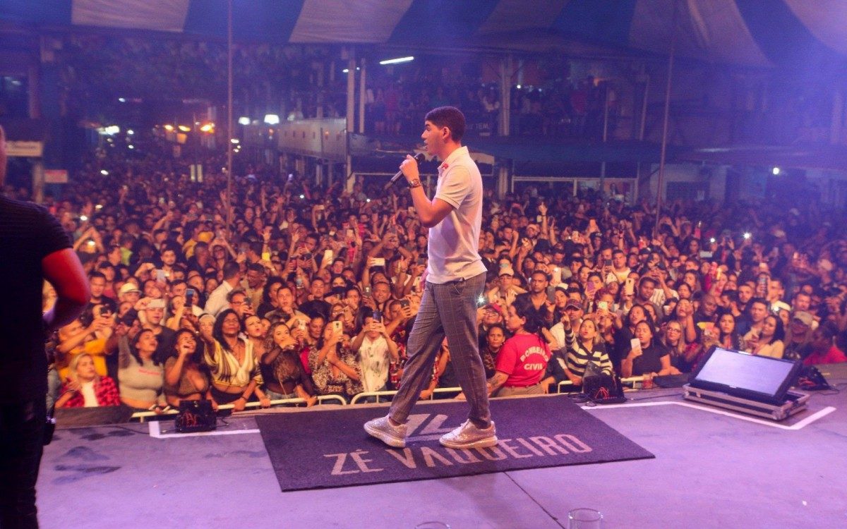 Z&eacute; Vaqueiro se apresenta na Feira de S&atilde;o Crist&oacute;v&atilde;o na madrugada de ter&ccedil;a-feira